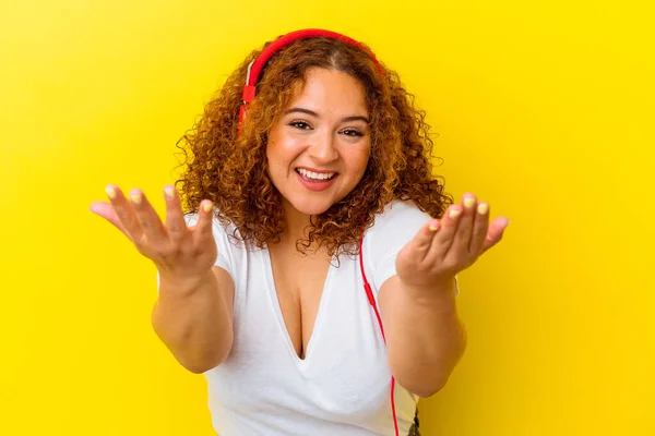 Mujer Latina Joven Con Curvas Escuchando Música Aislada Sobre Fondo —  Fotos de Stock
