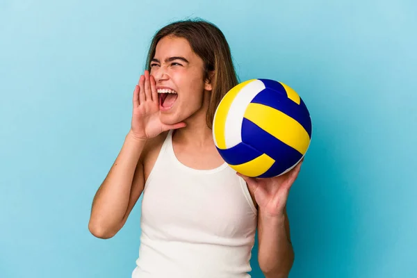 Jovem Caucasiana Jogando Vôlei Isolado Fundo Azul Gritando Segurando Palma — Fotografia de Stock