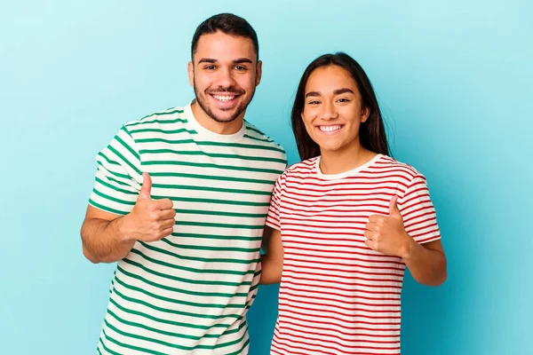 Jong Gemengd Ras Paar Geïsoleerd Blauwe Achtergrond Glimlachen Verhogen Duim — Stockfoto