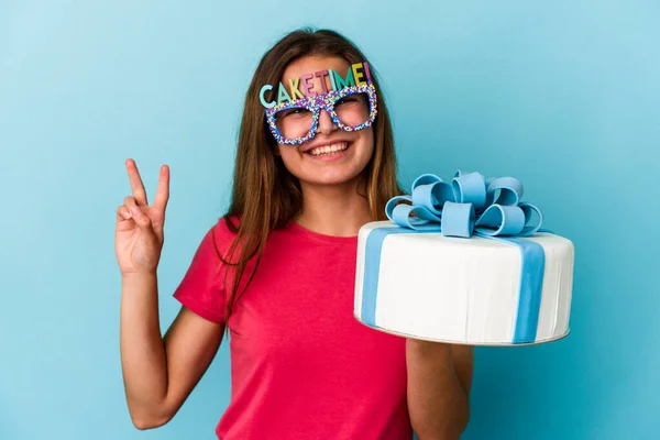 Junge Kaukasische Frau Mit Einer Torte Auf Blauem Hintergrund Die — Stockfoto