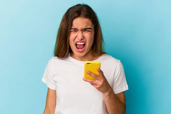 Joven Mujer Caucásica Sosteniendo Teléfono Móvil Aislado Sobre Fondo Azul —  Fotos de Stock