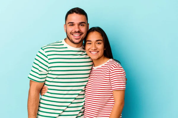 Jong Gemengd Ras Paar Geïsoleerd Blauwe Achtergrond — Stockfoto