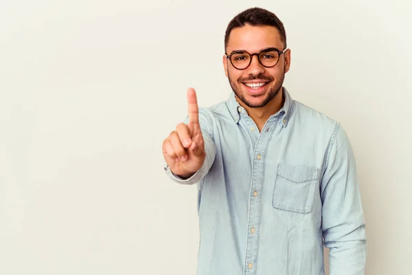 Jonge Blanke Man Geïsoleerd Witte Achtergrond Tonen Nummer Een Met — Stockfoto