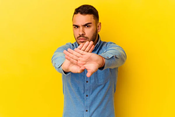 Joven Hombre Caucásico Aislado Sobre Fondo Amarillo Haciendo Gesto Negación — Foto de Stock