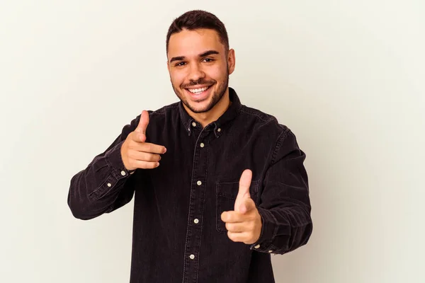 Jonge Blanke Man Geïsoleerd Witte Achtergrond Vrolijke Glimlachen Wijzen Naar — Stockfoto