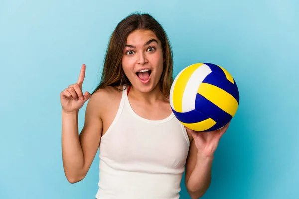 Jovem Caucasiana Jogando Vôlei Isolado Fundo Azul Ter Uma Ideia — Fotografia de Stock