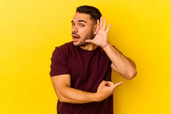 Jonge Blanke Man Geïsoleerd Gele Achtergrond Proberen Een Roddel Luisteren — Stockfoto