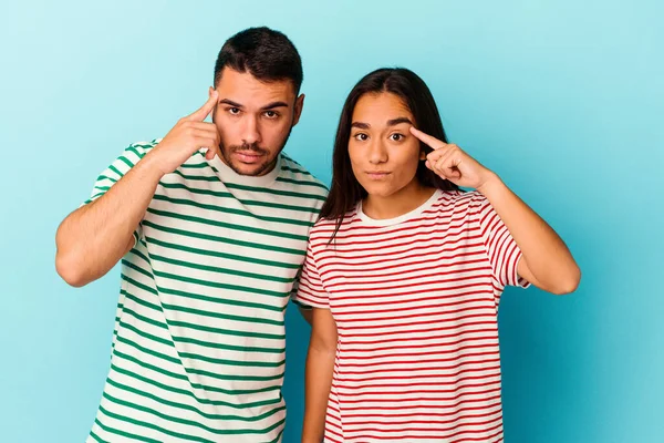Genç Melez Çift Mavi Arka Planda Izole Edilmiş Şakağı Işaret — Stok fotoğraf