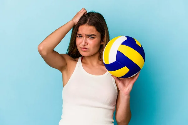 Jovem Caucasiana Jogando Vôlei Isolado Fundo Azul Sendo Chocado Ela — Fotografia de Stock