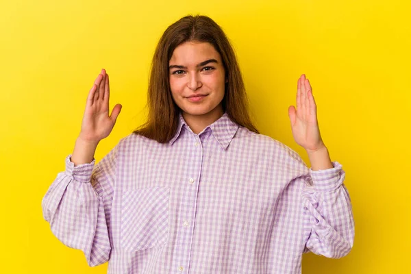 Mulher Caucasiana Jovem Isolado Fundo Amarelo Segurando Algo Pouco Com — Fotografia de Stock