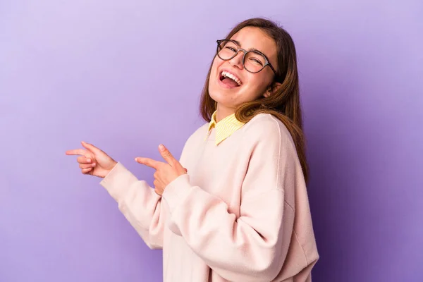 Mulher Caucasiana Jovem Isolado Fundo Roxo Animado Apontando Com Dedos — Fotografia de Stock