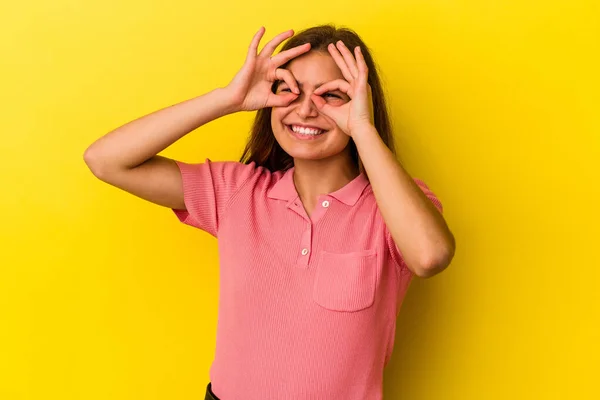 Mulher Caucasiana Jovem Isolado Fundo Amarelo Mostrando Sinal Sobre Olhos — Fotografia de Stock