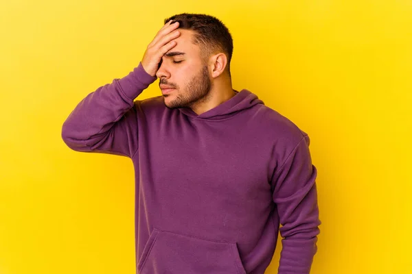 Joven Hombre Caucásico Aislado Sobre Fondo Amarillo Con Dolor Cabeza — Foto de Stock