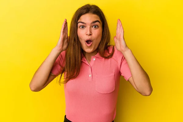 Mujer Joven Caucásica Aislada Sobre Fondo Amarillo Sorprendida Conmocionada — Foto de Stock