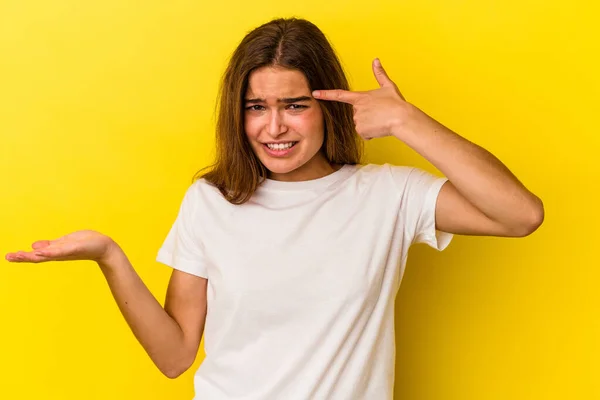 Junge Kaukasische Frau Auf Gelbem Hintergrund Die Eine Enttäuschende Geste — Stockfoto