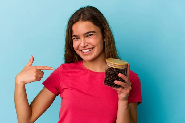 Jovem Caucasiana Segurando Frasco Café Isolado Fundo Azul Pessoa Apontando — Fotografia de Stock