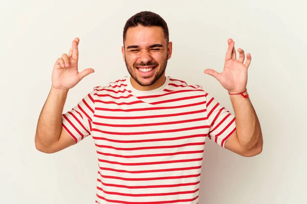 Giovane Uomo Caucasico Isolato Sfondo Bianco Incrociando Dita Avere Fortuna — Foto Stock