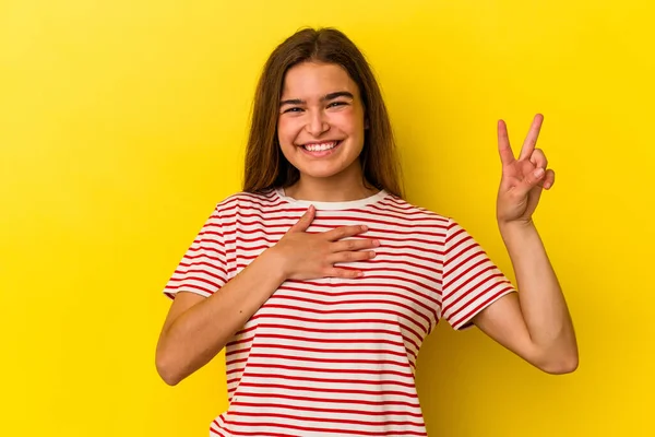 Mujer Caucásica Joven Aislada Sobre Fondo Amarillo Haciendo Juramento Poniendo — Foto de Stock