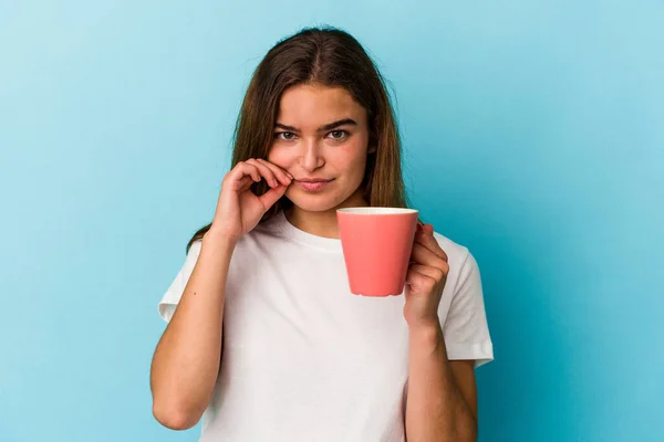 Mujer Caucásica Joven Sosteniendo Una Taza Aislada Sobre Fondo Azul — Foto de Stock