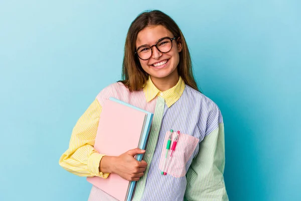 Νεαρή Καυκάσια Φοιτήτρια Που Κρατάει Βιβλία Απομονωμένα Μπλε Φόντο Χαρούμενη — Φωτογραφία Αρχείου