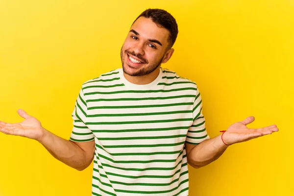 Jovem Caucasiano Isolado Fundo Amarelo Mostrando Uma Expressão Bem Vinda — Fotografia de Stock