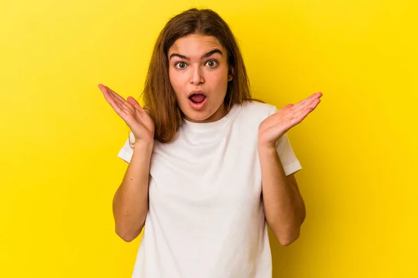 Mujer Joven Caucásica Aislada Sobre Fondo Amarillo Sorprendida Conmocionada — Foto de Stock