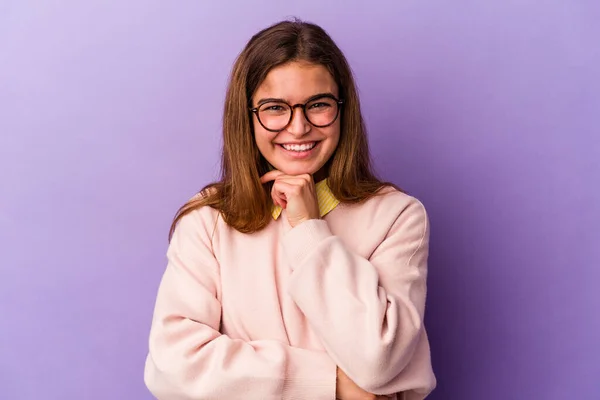 Mulher Branca Jovem Isolado Fundo Roxo Sorrindo Feliz Confiante Tocando — Fotografia de Stock