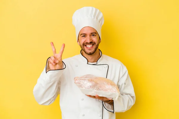 Mladý Kavkazský Kuchař Muž Drží Kuře Izolované Žlutém Pozadí Ukazující — Stock fotografie