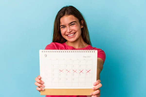 Giovane Donna Caucasica Possesso Calendario Isolato Sfondo Blu — Foto Stock