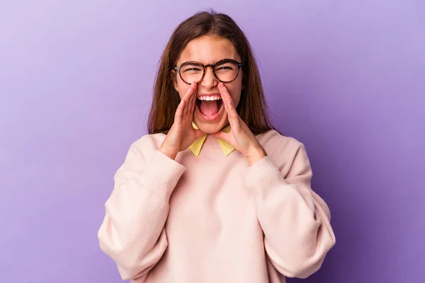 Mulher Caucasiana Jovem Isolado Fundo Roxo Gritando Animado Para Frente — Fotografia de Stock