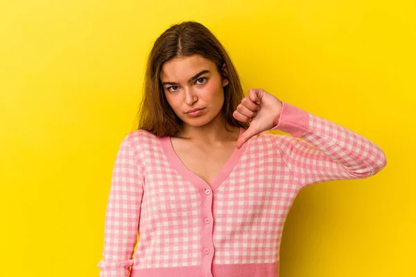 Mulher Caucasiana Jovem Isolada Fundo Amarelo Mostrando Gesto Desagrado Polegares — Fotografia de Stock