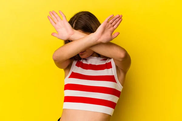 Giovane Donna Caucasica Isolata Sfondo Giallo Tenendo Due Braccia Incrociate — Foto Stock