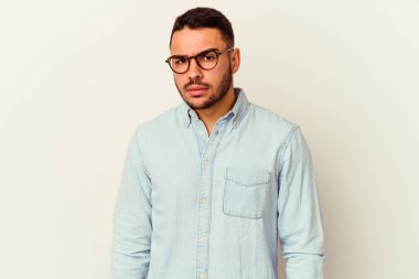 Beyaz arka planda soyutlanmış beyaz bir adam üzgün, ciddi bir yüz, mutsuz ve hoşnutsuz..