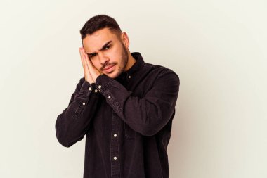 Beyaz arka planda izole edilmiş genç beyaz adam esniyor. Ağzı eliyle kapatan yorgun bir hareket sergiliyor..