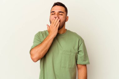Beyaz arka planda izole edilmiş genç beyaz adam esniyor. Ağzı eliyle kapatan yorgun bir hareket sergiliyor..
