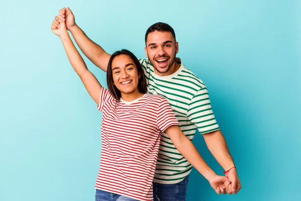 Young Mixed Race Couple Isolated Blue Background — Stock Photo, Image