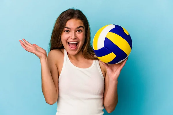 Молода Біла Жінка Грає Волейбол Ізольовано Синьому Фоні Отримує Приємний — стокове фото