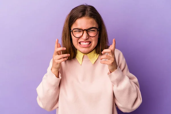 Jeune Femme Caucasienne Isolée Sur Fond Violet Bouleversé Crier Avec — Photo