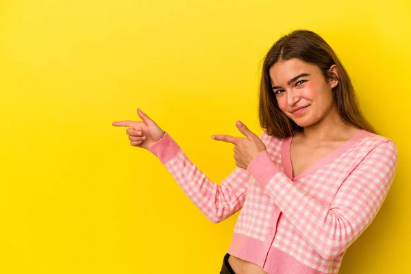 Jonge Blanke Vrouw Geïsoleerd Gele Achtergrond Wijzend Met Wijsvingers Naar — Stockfoto