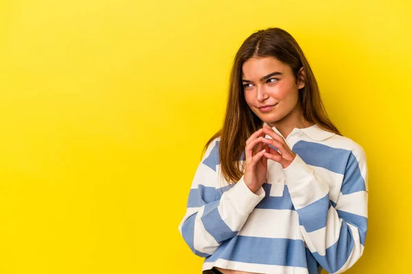 Jovem Caucasiana Isolada Fundo Amarelo Fazendo Plano Mente Estabelecendo Uma — Fotografia de Stock