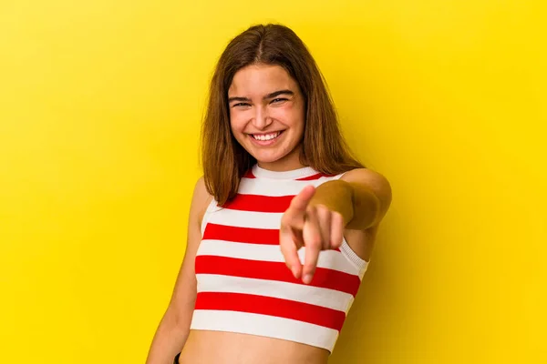 Mulher Branca Jovem Isolado Fundo Amarelo Apontando Para Frente Com — Fotografia de Stock