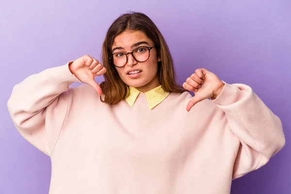 Junge Kaukasische Frau Isoliert Auf Lila Hintergrund Zeigt Daumen Nach — Stockfoto