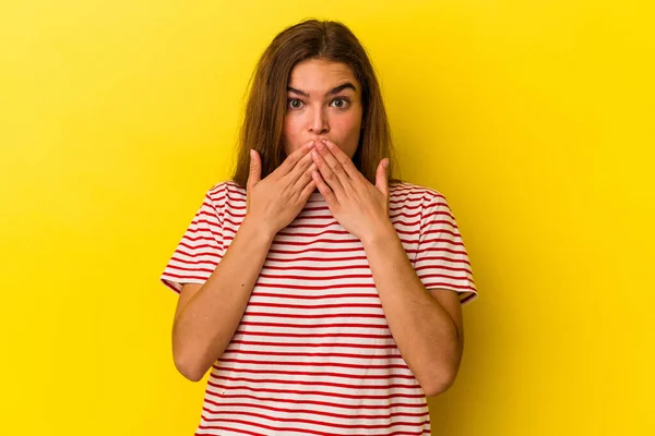 Giovane Donna Caucasica Isolata Sfondo Giallo Scioccato Coprendo Bocca Con — Foto Stock