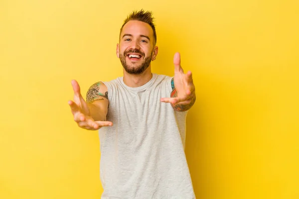 Jovem Tatuado Caucasiano Homem Isolado Fundo Amarelo Sente Confiante Dando — Fotografia de Stock