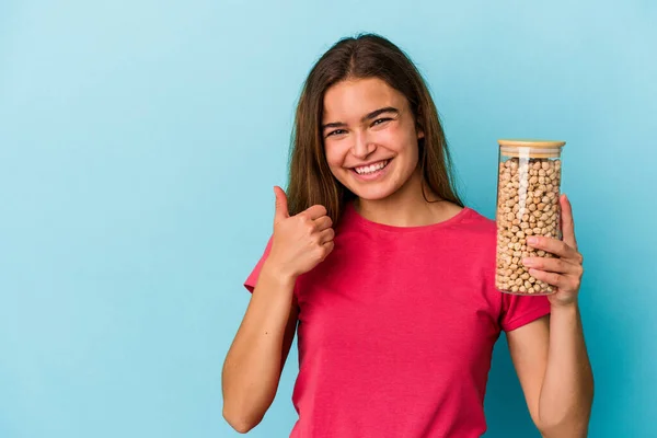 Jovem Caucasiano Segurando Grão Bico Jar Isolado Fundo Branco Sorrindo — Fotografia de Stock