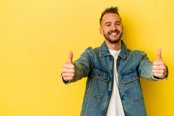 Jovem Tatuado Caucasiano Homem Isolado Fundo Amarelo Sorrindo Levantando Polegar — Fotografia de Stock