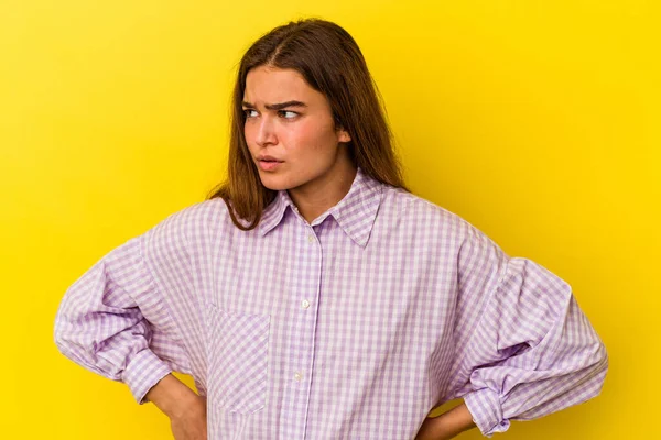 Mulher Caucasiana Jovem Isolado Fundo Amarelo Olha Para Lado Sorridente — Fotografia de Stock