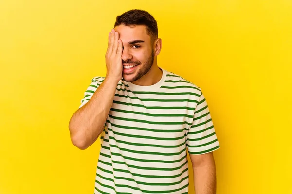 Jonge Blanke Man Geïsoleerd Gele Achtergrond Hebben Plezier Bedekken Helft — Stockfoto