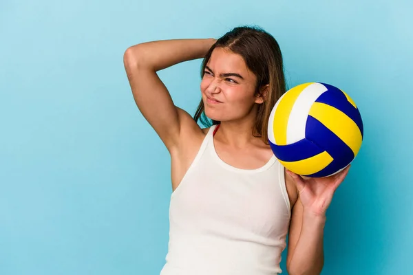 Mujer Caucásica Joven Jugando Voleibol Aislado Sobre Fondo Azul Tocando — Foto de Stock