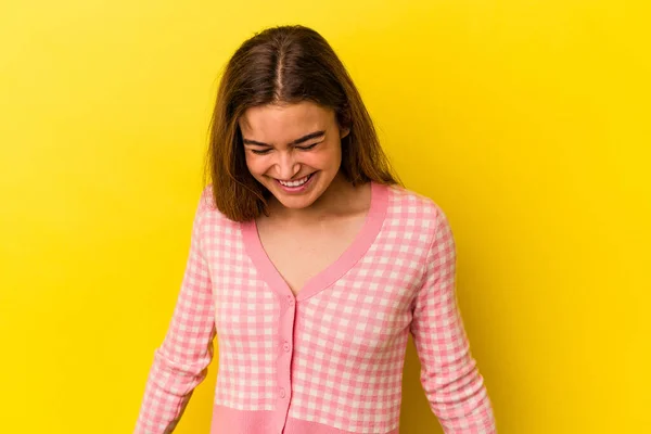 Jonge Blanke Vrouw Geïsoleerd Gele Achtergrond Lacht Sluit Ogen Voelt — Stockfoto